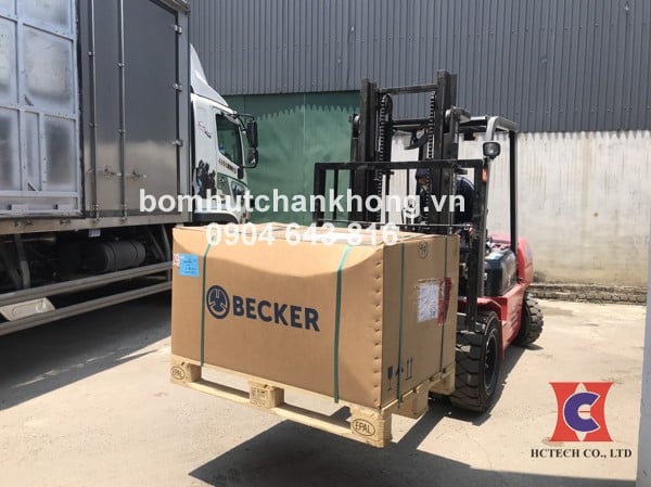 Vận chuyển bơm vào kho bằng xe nâng