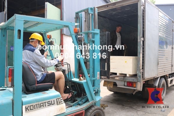 vận chuyển bơm từ xe xuống