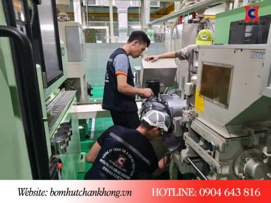 Tiến hành lắp đặt bơm vào hệ thống sản xuất