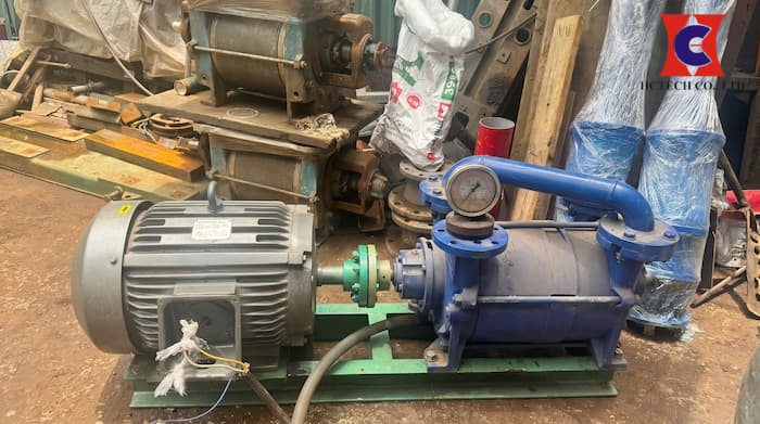 Kỹ thuật HCTECH kiểm tra áp suất và khả năng vận hành của bơm chân không trước khi bàn giao cho nhà máy.
